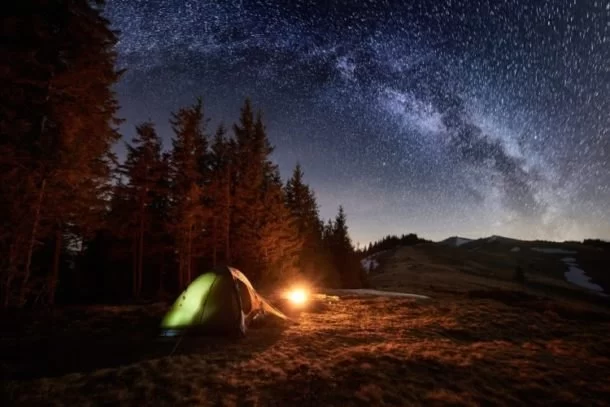 How to Sleep Under the Stars Without a Tent Safely