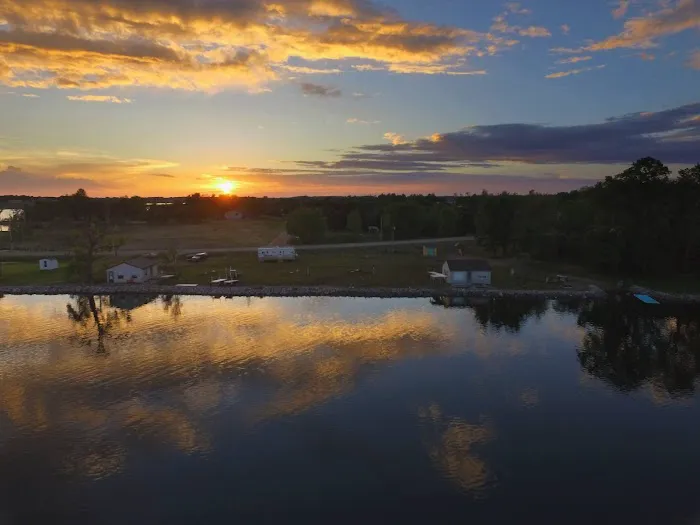 Paul Lake Resort Picture 3