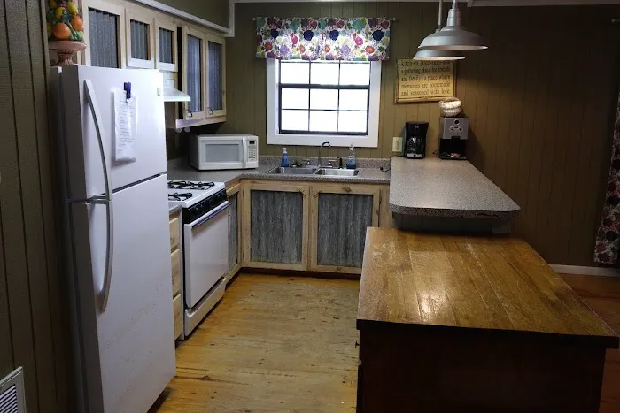 Whispering Creek Lodging & RV Resort Picture 1