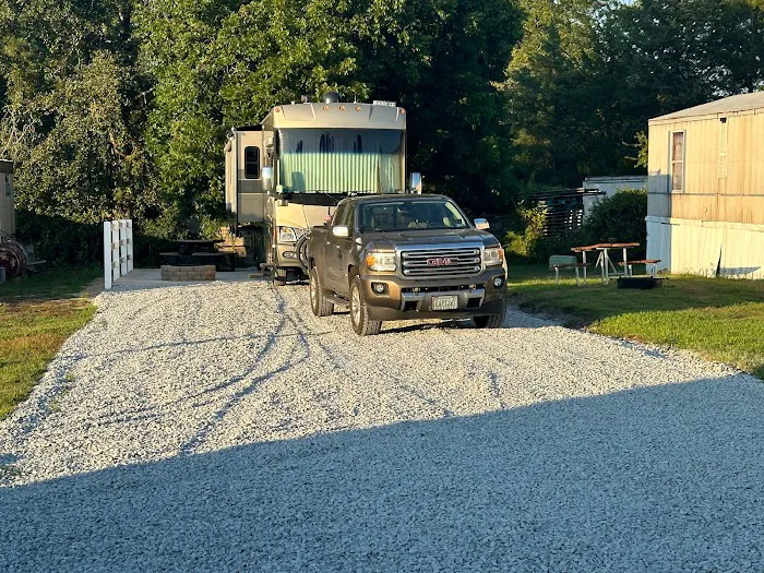 Four Oaks RV Resort Picture 10