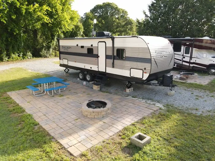 Four Oaks RV Resort Picture 9