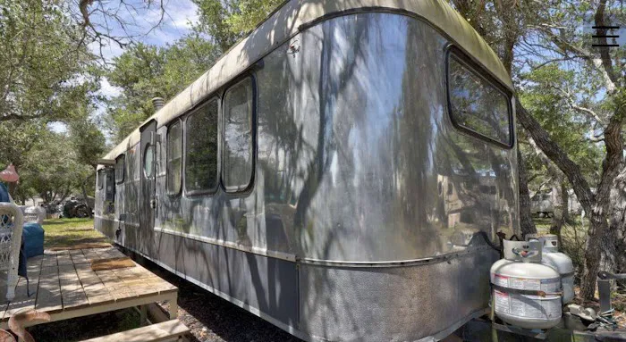 Vintage RV Farm Picture 2