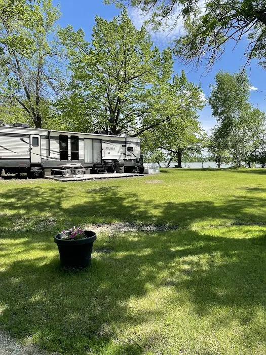 2Annes Lakeside RV Park Picture 8