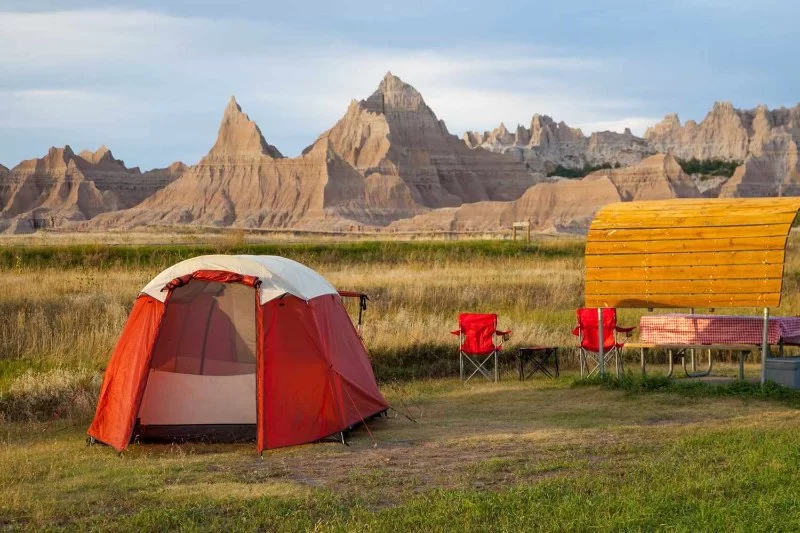 How to Camp in Badlands Plateaus – Tips for an Unforgettable Desert Adventure